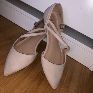 Women pointy toe flats.